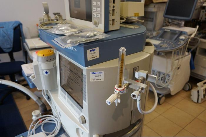 Drager Primus anesthesia machine with Drager Infinity Delta monitor and Sevoflurane vaporizer