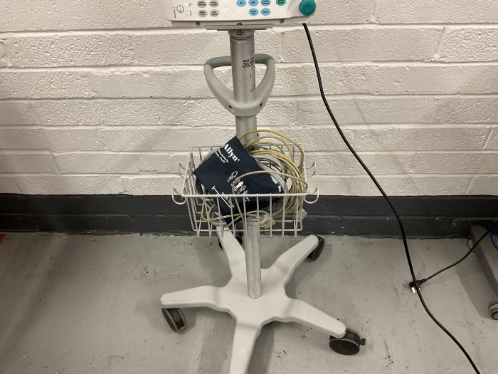 2010 GE patient monitor on roll stand B30 with CO2